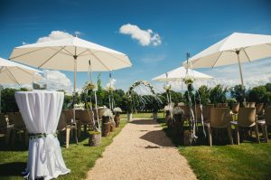 Allée de cérémonie du mariage de Nicolas et Céline sur le terrasse des Iris.