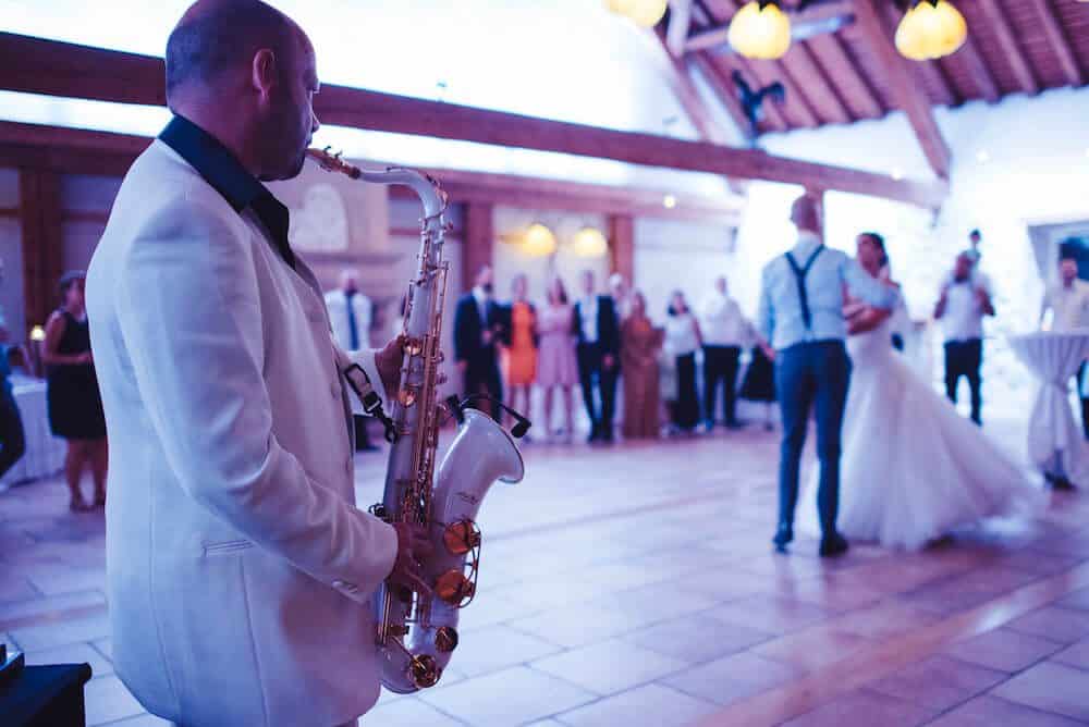 Saxophoniste et mariés en train de danser