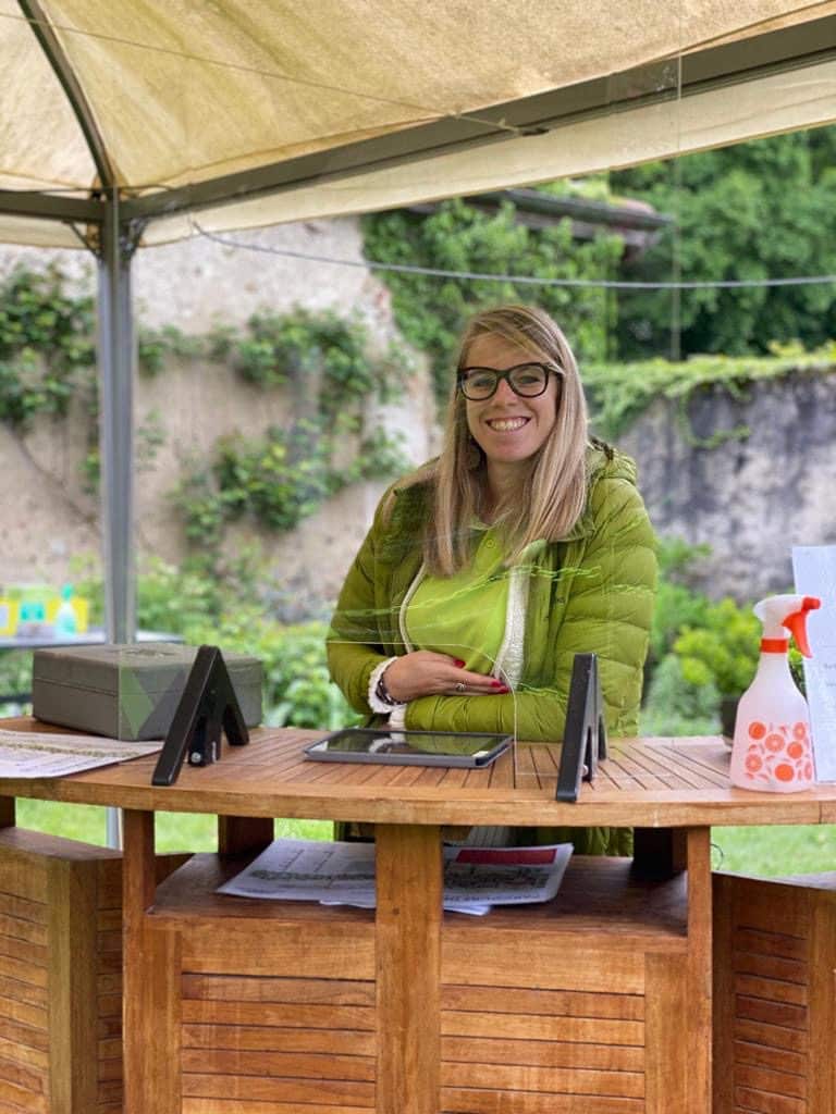 La staff Julie Haering à l'accueil des visiteurs.